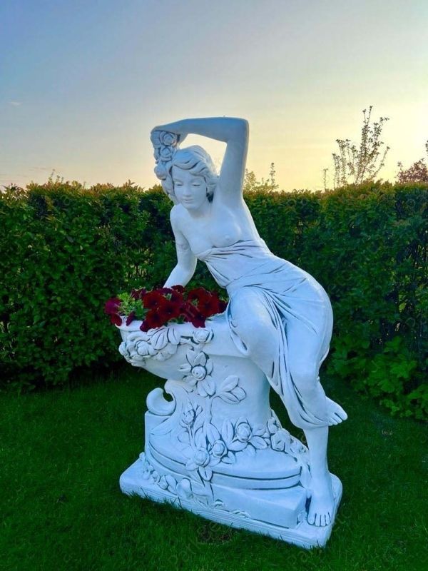 Скульптура "Девушка на вазоне" № 160