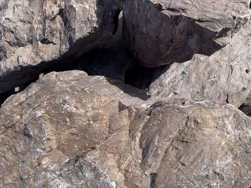 Малиновый Кварцит Бут "И"