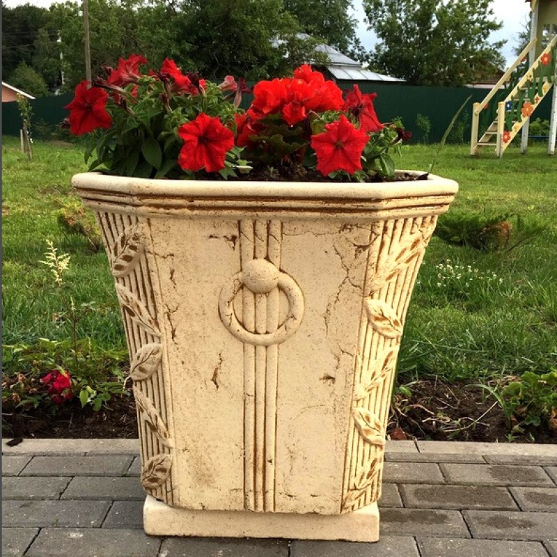 Вазоны и кашпо керамические для украшения сада