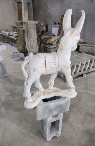 Ослик с корзинами