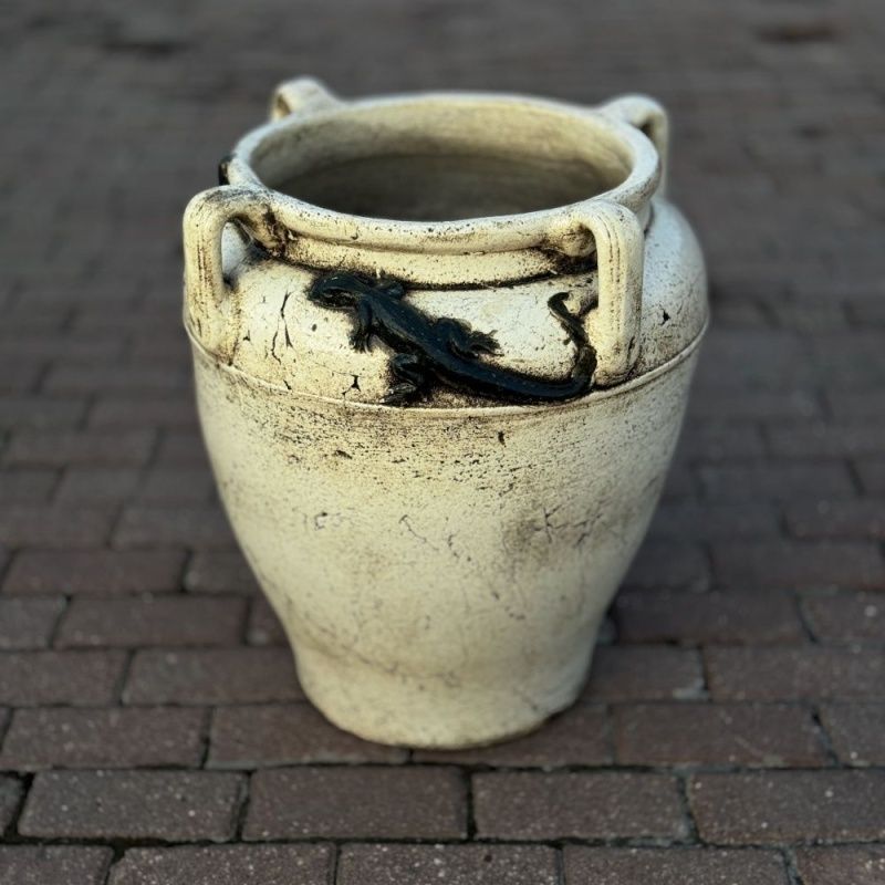 Котел большой с ручками и ящерицей