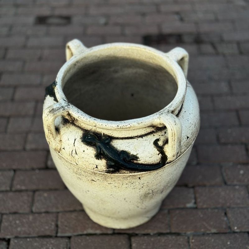 Котел большой с ручками и ящерицей