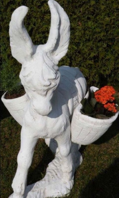 Ослик с корзинами