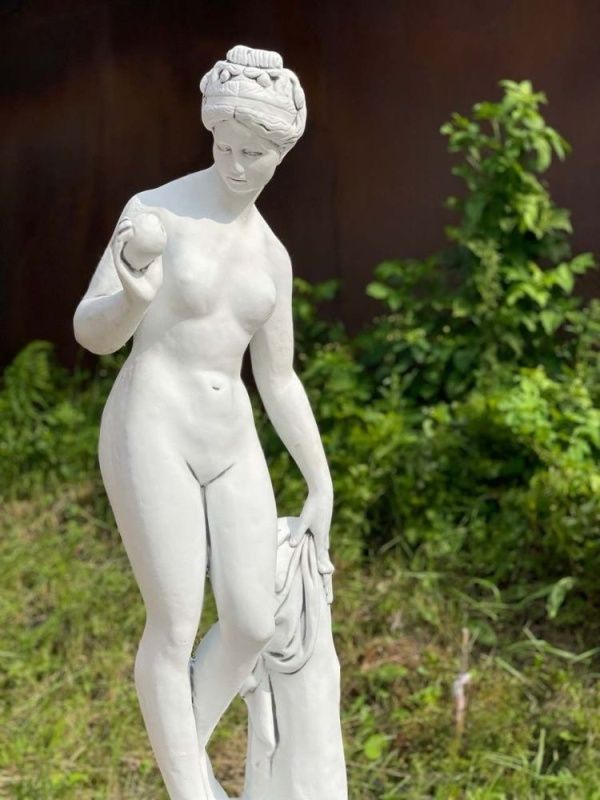 Скульптура Ева с яблоком 110