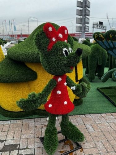 Топиар фигура Микки Маус девочка