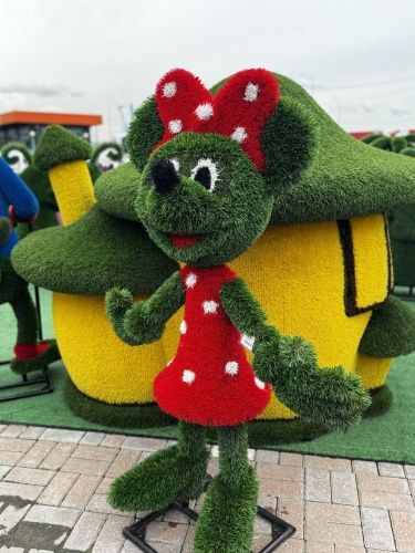 Топиар фигура Микки Маус девочка