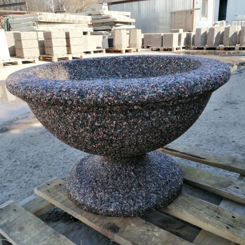 Вазон бетонный уличный Ламелла на фигурной ножке (московский гравий)